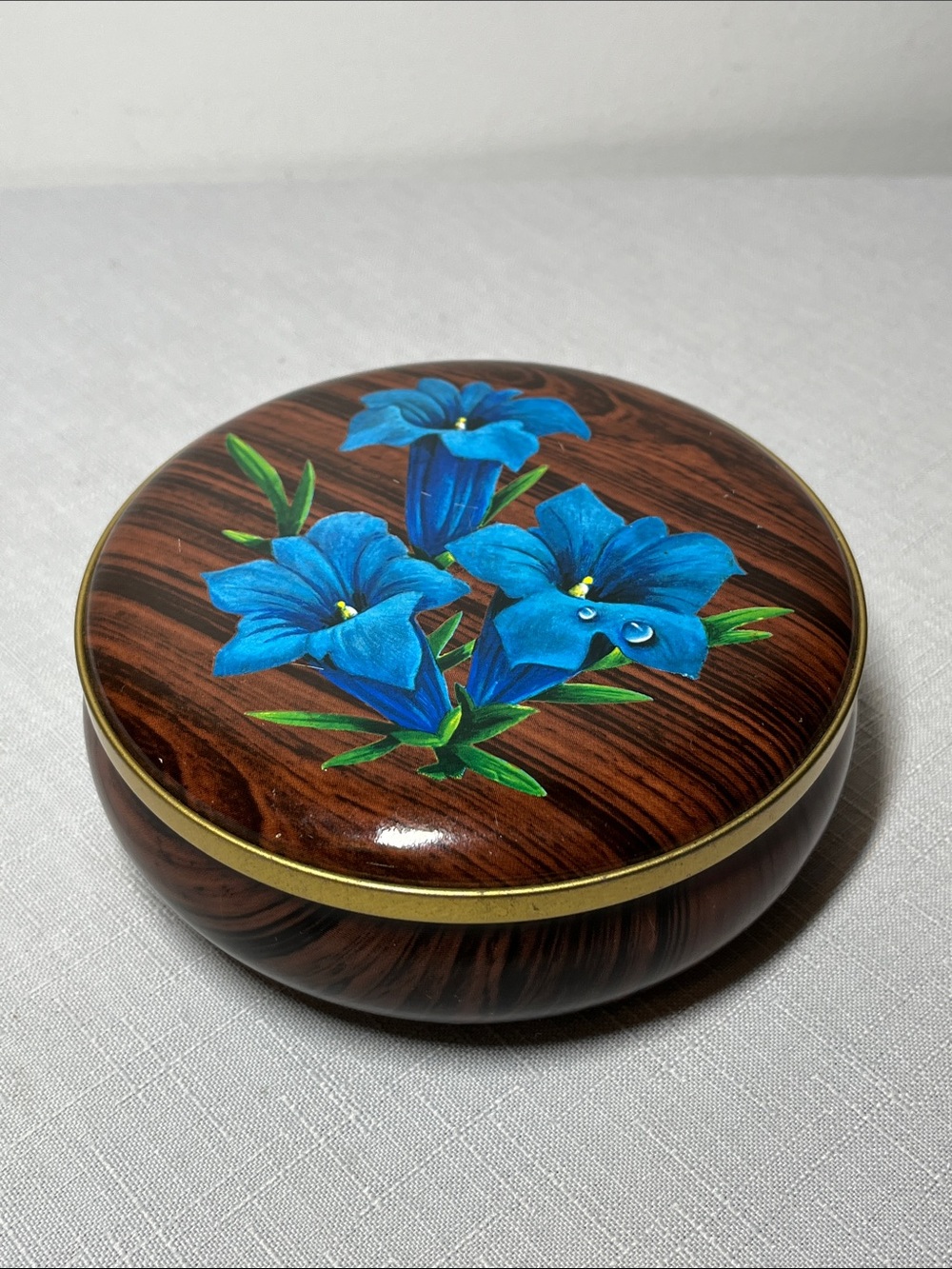 vintage Riley's Toffee Tin England
woodgrain & blue flowers
Collectible